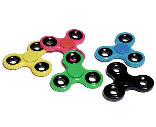 Fidget Spinners i plastik med metal kuglelejer.